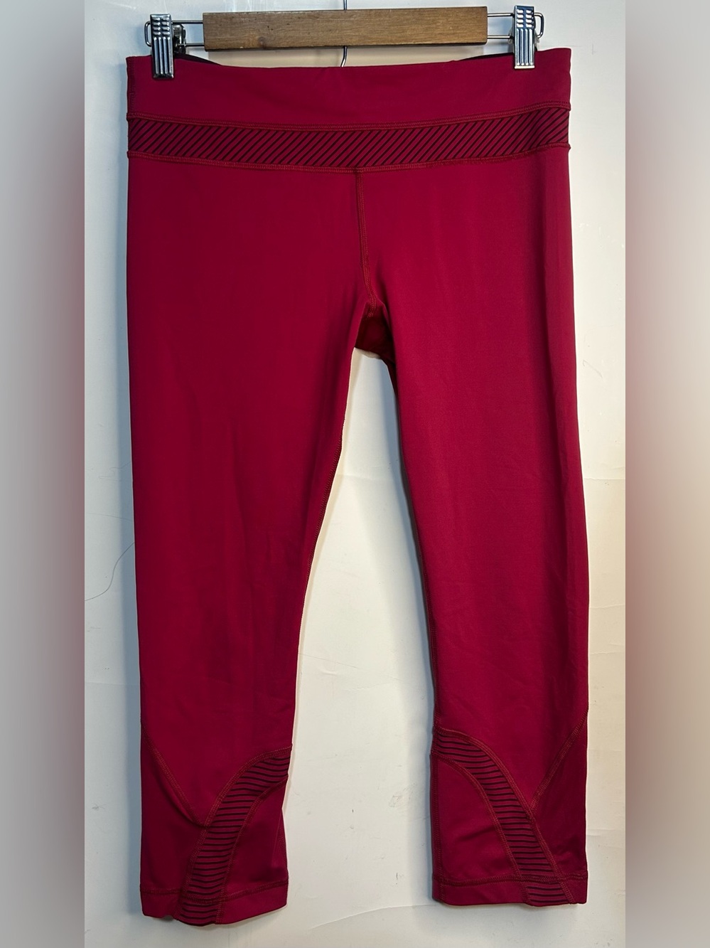 LuluLemon Fuchsia Pink Cropped Leggings Size 8